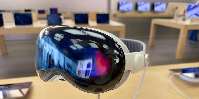 Apple розробляє більш доступну версію своєї гарнітури Vision, яка потребуватиме прив’язки до iPhone або Mac
