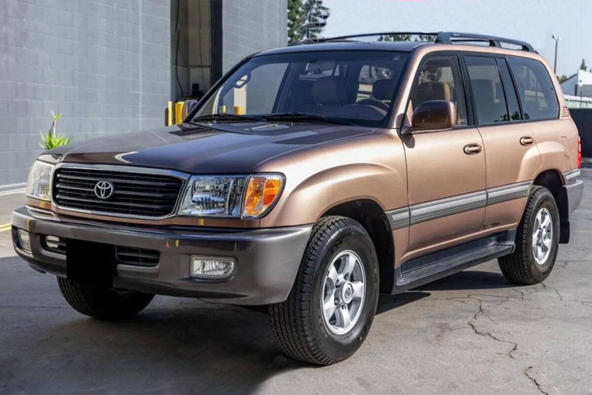 На торги виставили позашляховик Toyota Land Cruiser 100 з невеликим пробігом
