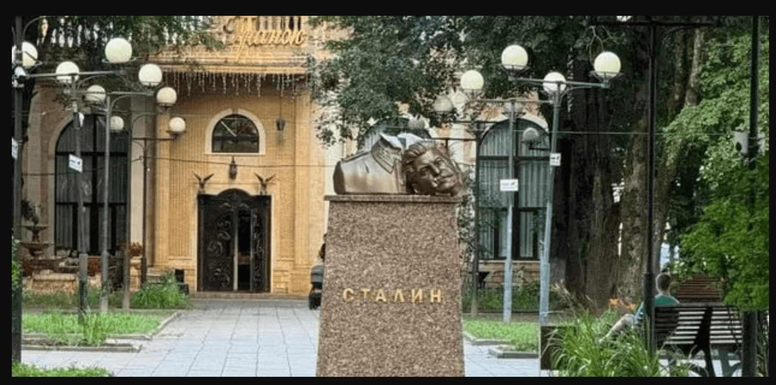 Памʼятники радянським вождям “декомунізував” чоловік у Росії
