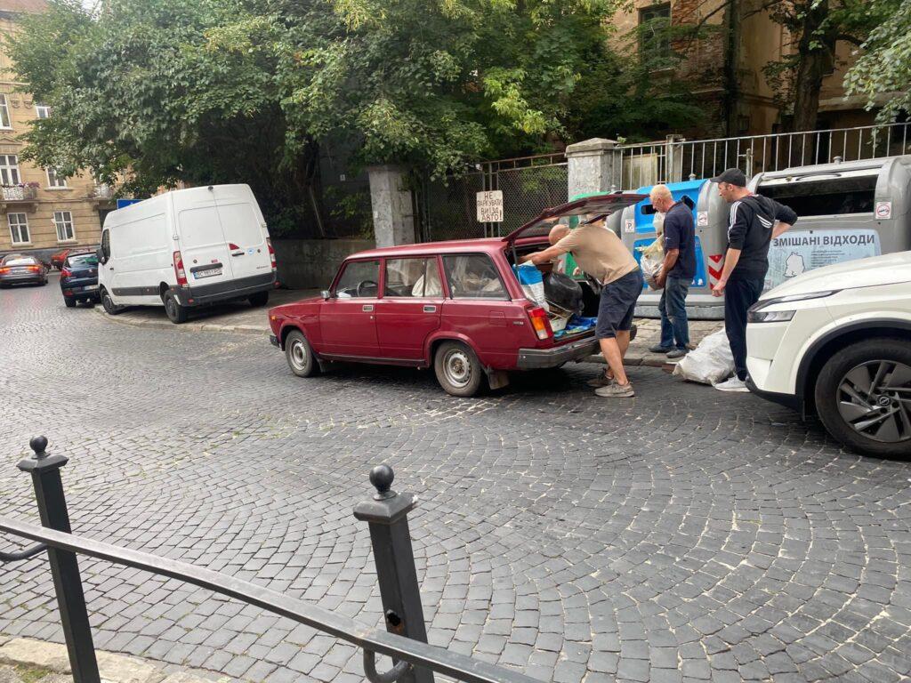 У Львові сміття почали вивозити «Жигулями»