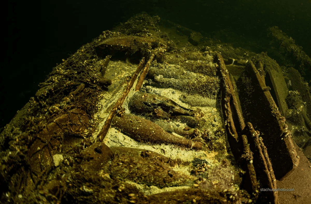 У Балтійському морі знайдено затонулий корабель зі 100 пляшками шампанського