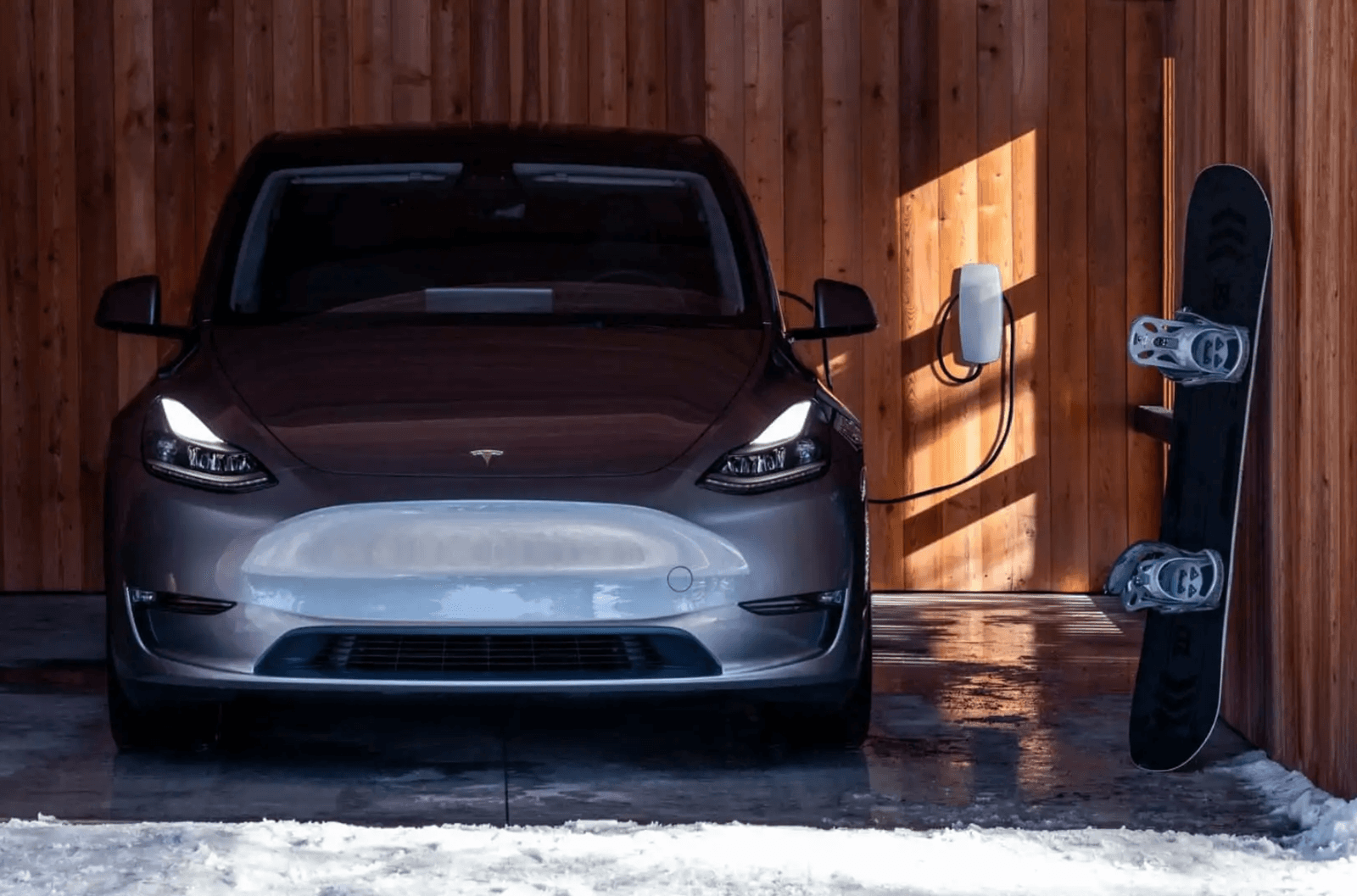Tesla працює над бездротовою зарядкою для електрокарів