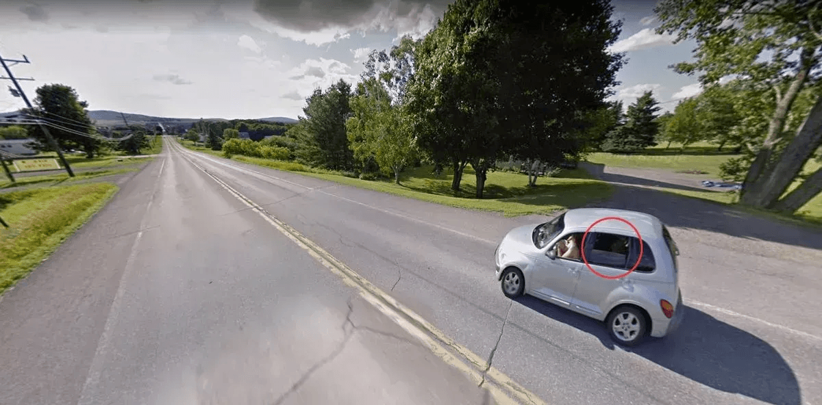 На Google Street View знову знайшли загадкову фігуру, схожу на інопланетянина