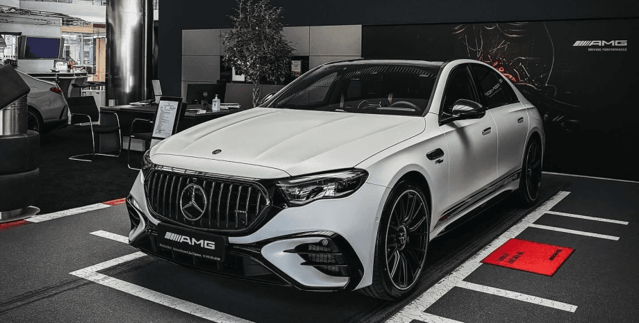 В Україні помітили новий спортивний седан Mercedes-AMG (Фото)