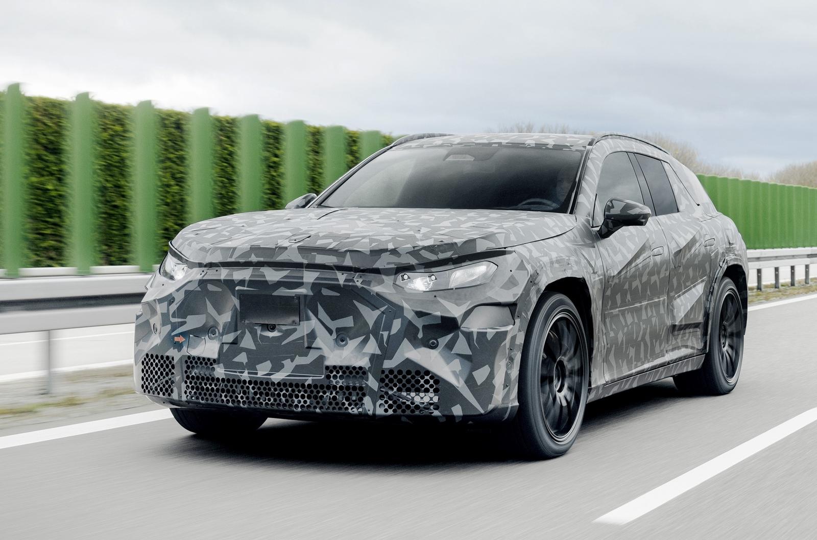 Mercedes-Benz показала фотографії з тестів нового електричного кросовера AMG