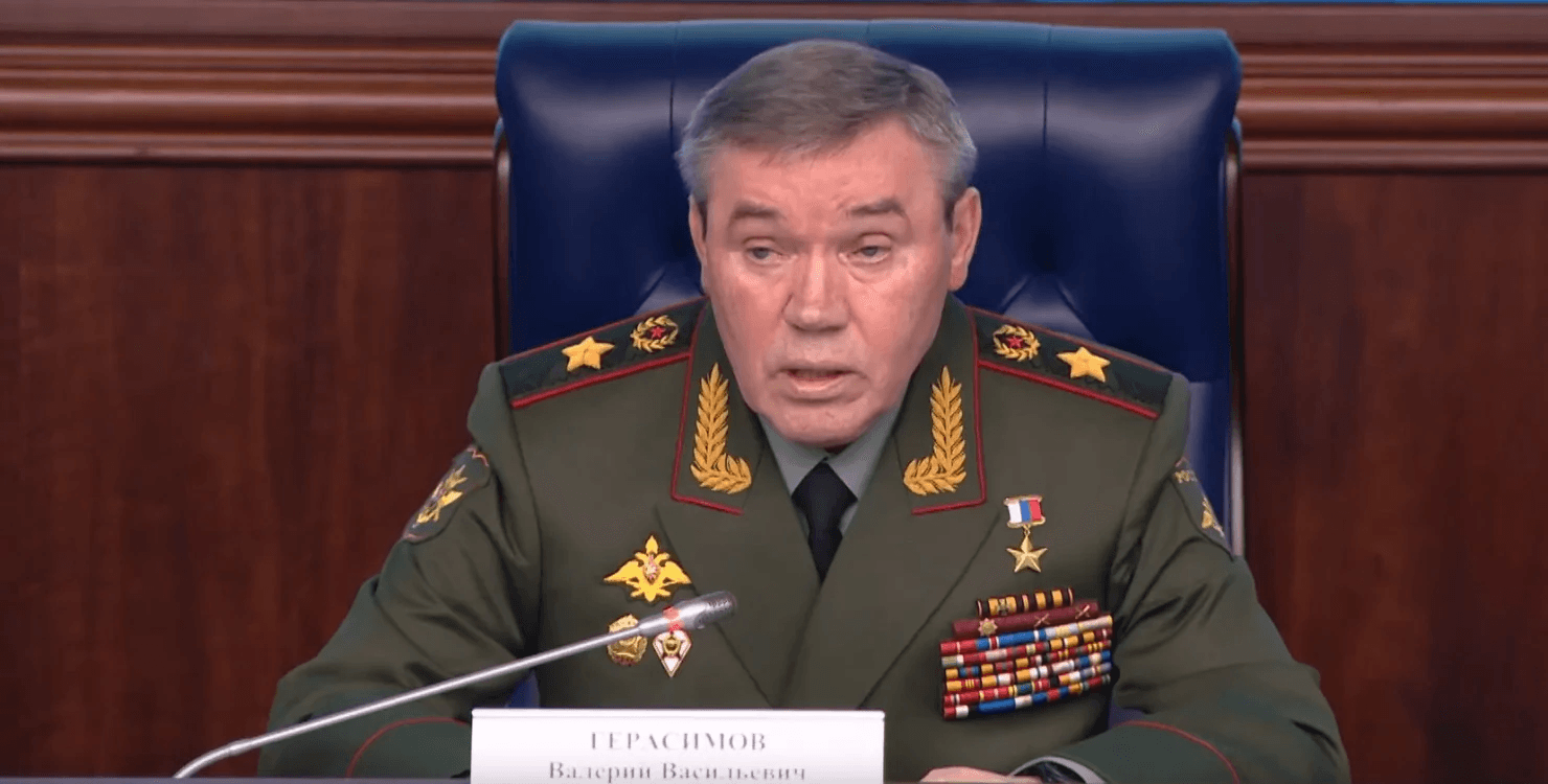 “Темний Тифон” Герасимова: начальник Генштабу ЗС РФ зганьбився на брифінгу (Відео)