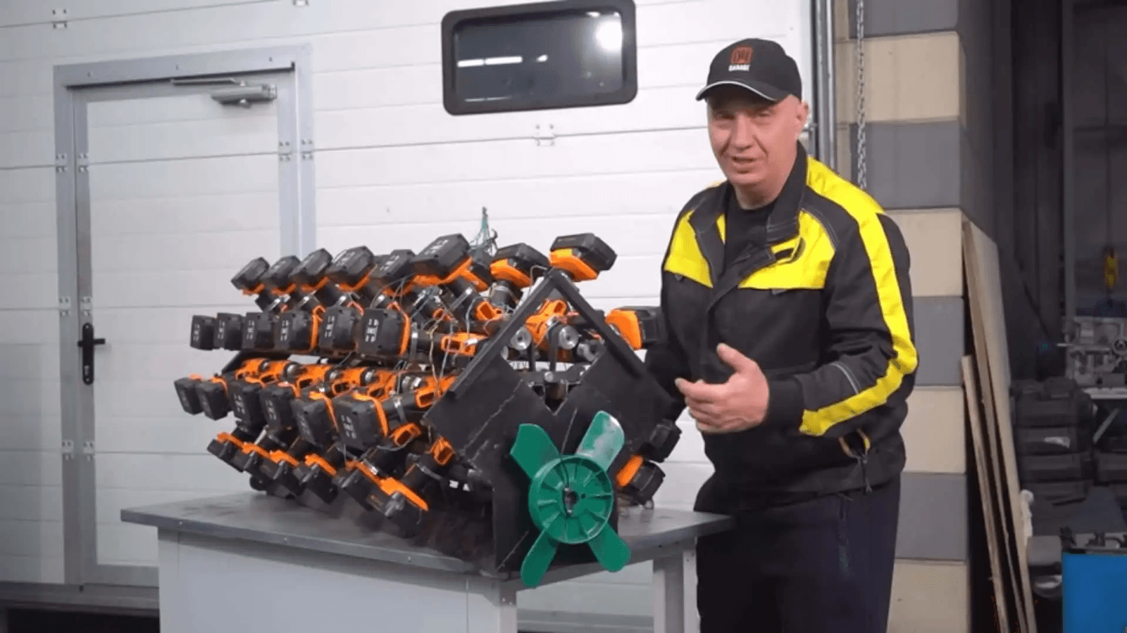 Електромотор із 50 шурупокрутів: новий шалений проєкт Garage 54