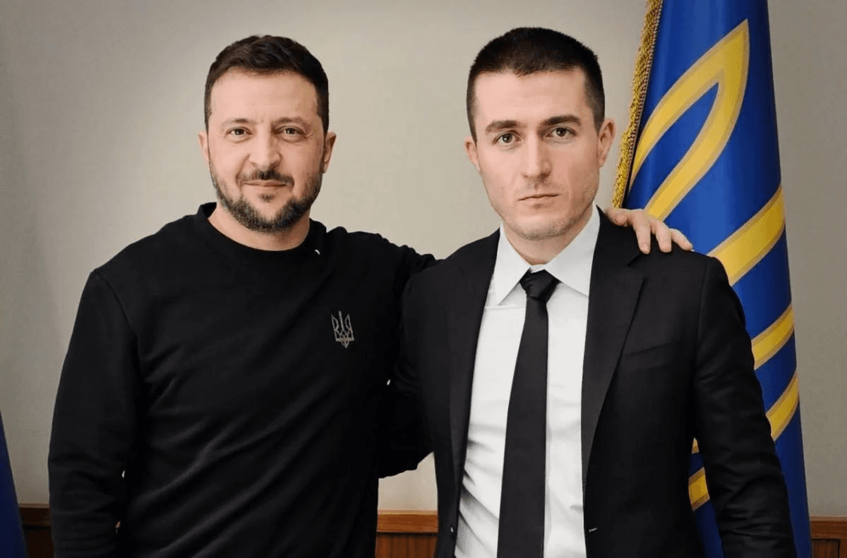 “Надіслали не той текст”: у мережі сміються з матюків Зеленського під час подкасту