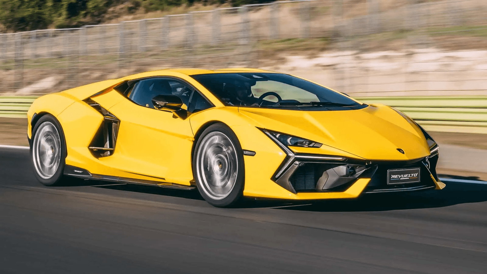 Lamborghini відкликає лише два суперкари Revuelto 2024 через ризик витоку олії та загоряння