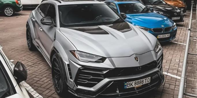У Києві помітили ексклюзивний тюнінгований Lamborghini Urus 2022 (Фото)