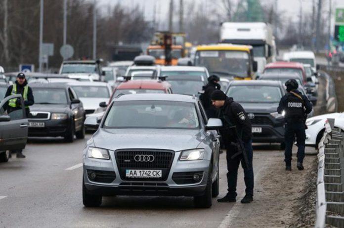 Права водія: чи зобов’язаний водій виходити з автомобіля на вимогу поліції?