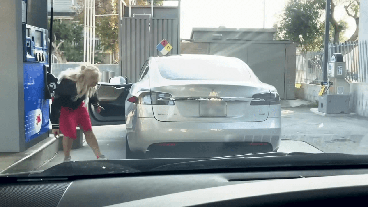 В Америці дівчата намагалися заправити електрокар Tesla бензином (Відео)
