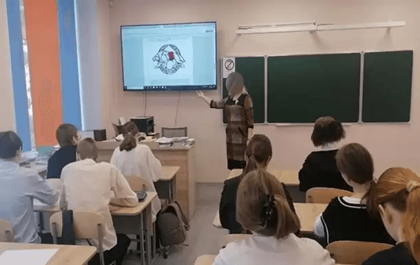 У РФ школярі привітали військових малюнками з емблемами Сил спеціальних операцій України