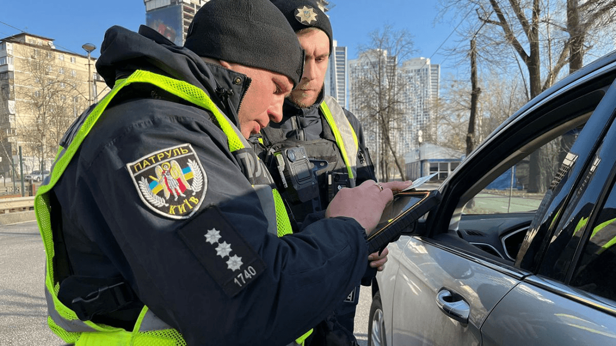 Поліція посилила контроль за паркуванням на місцях для людей з інвалідністю