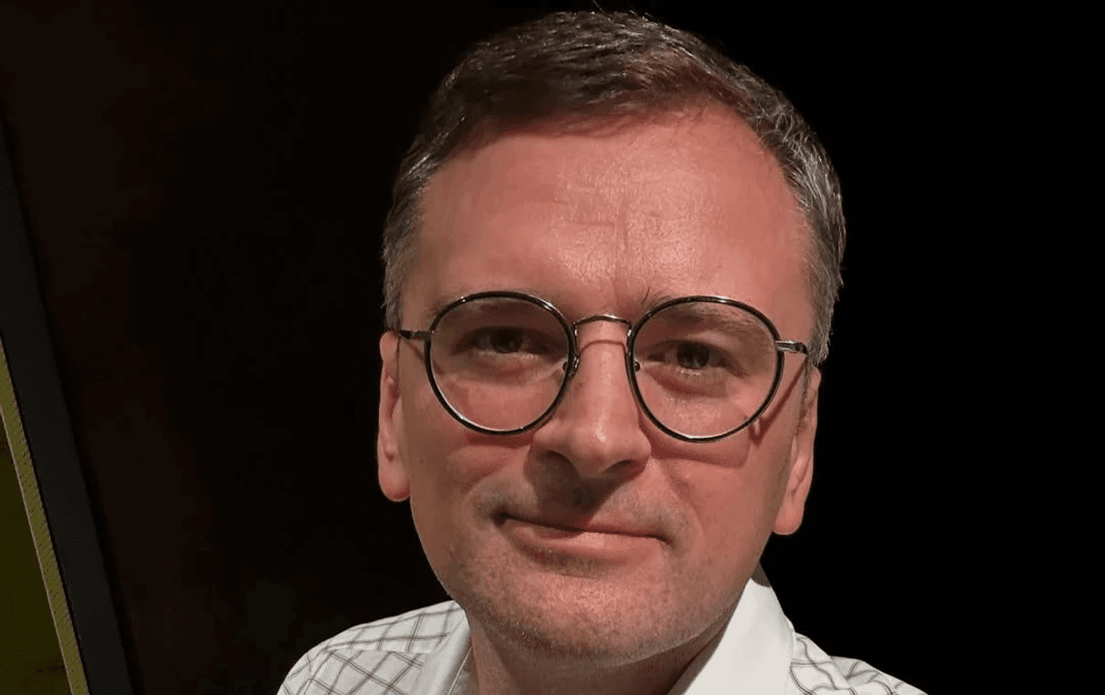“Ситуація, знайома багатьом”: як песик Кулеби йому читати заважав (Відео)