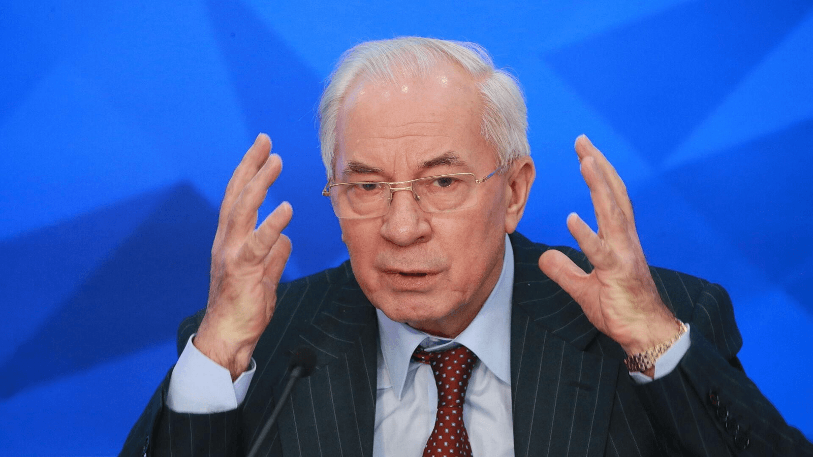 «Академік РАН» Микола Азаров переплутав чеського класика з радянським агітатором