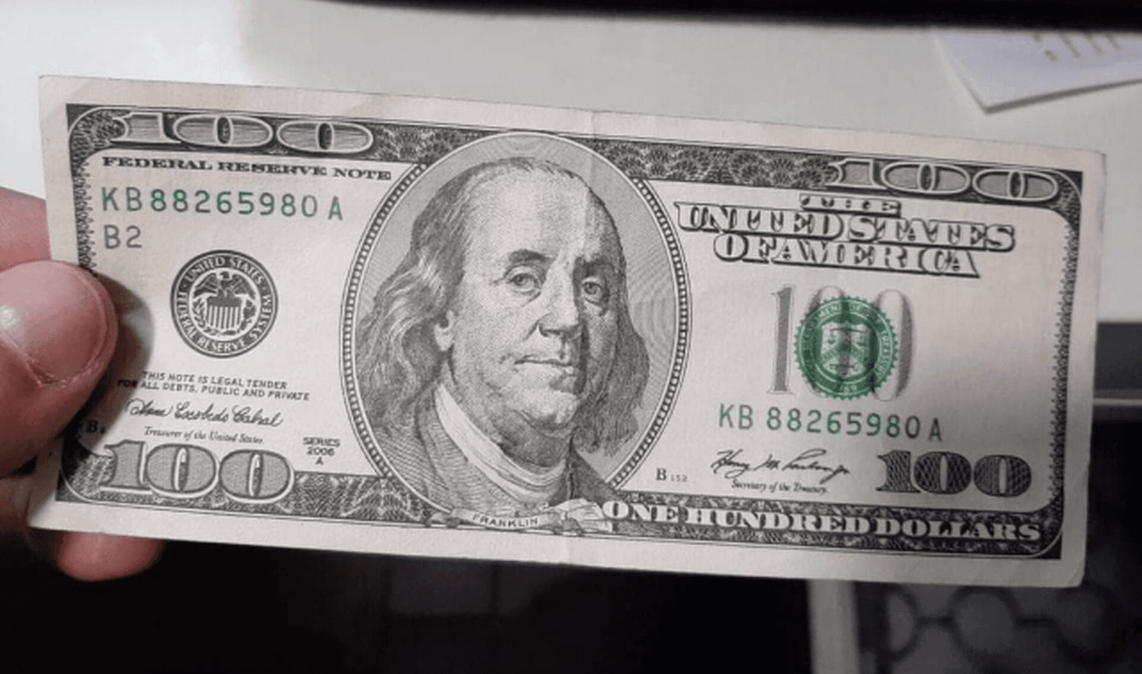 Сів у машину і кричав: водій заїхав на заправку і став багатшим на $4 млн