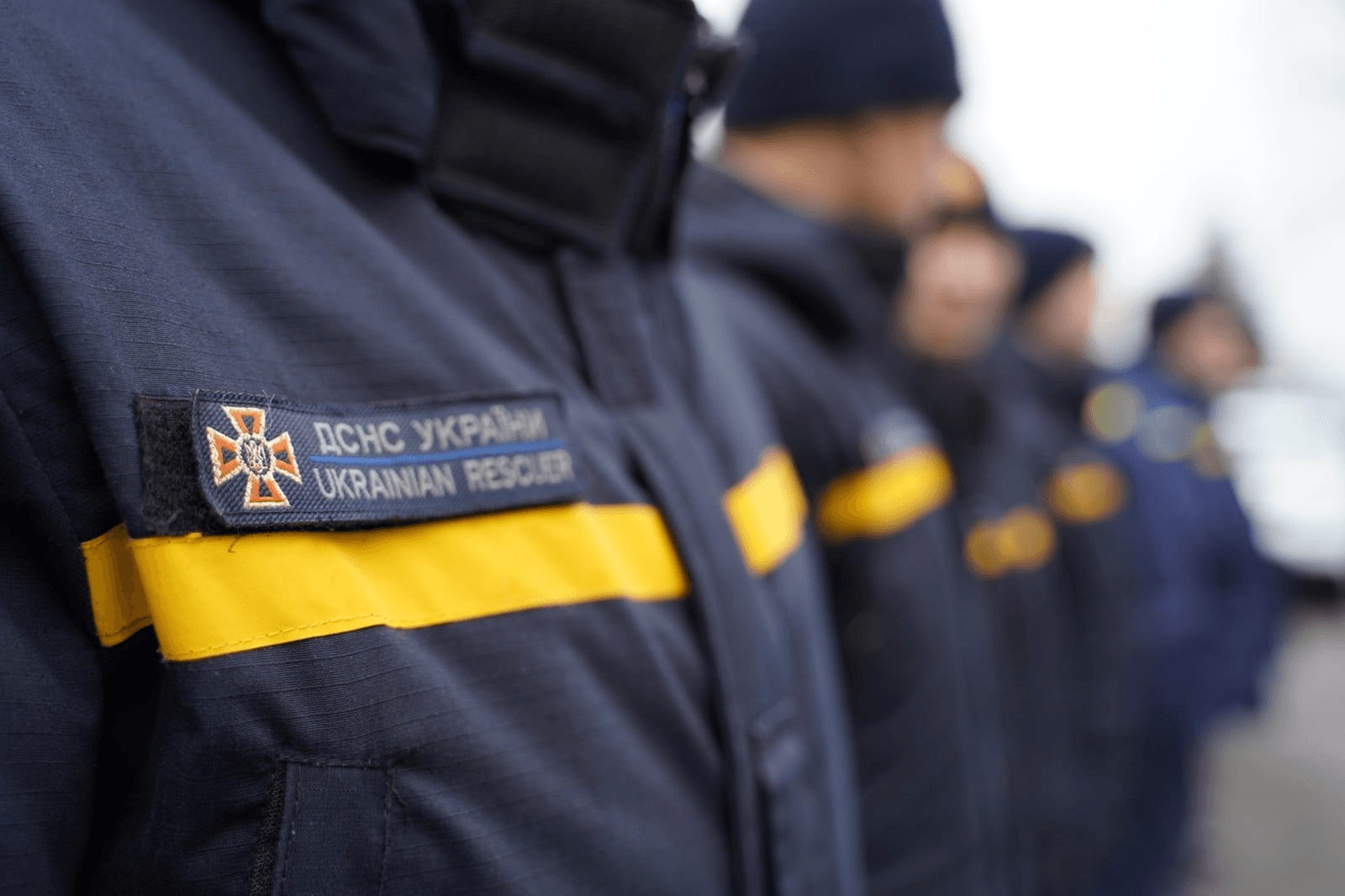Облили до нитки: у Броварах показали, як проводжають на пенсію рятувальників (Відео)