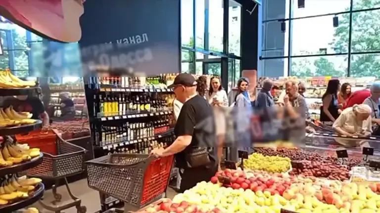 “Ну, проїжджай”: одесит не поділив прохід із власним відображенням