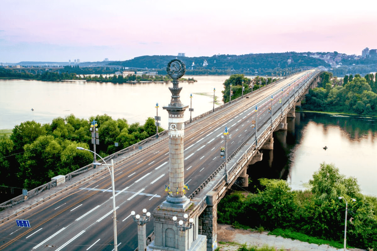 Міст Патона у Києві перетворився на водоспад через прорив труби (Відео)