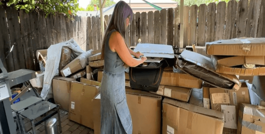 Американка отримує сотні непроханих посилок з Amazon: дивна схема продавців (Відео)