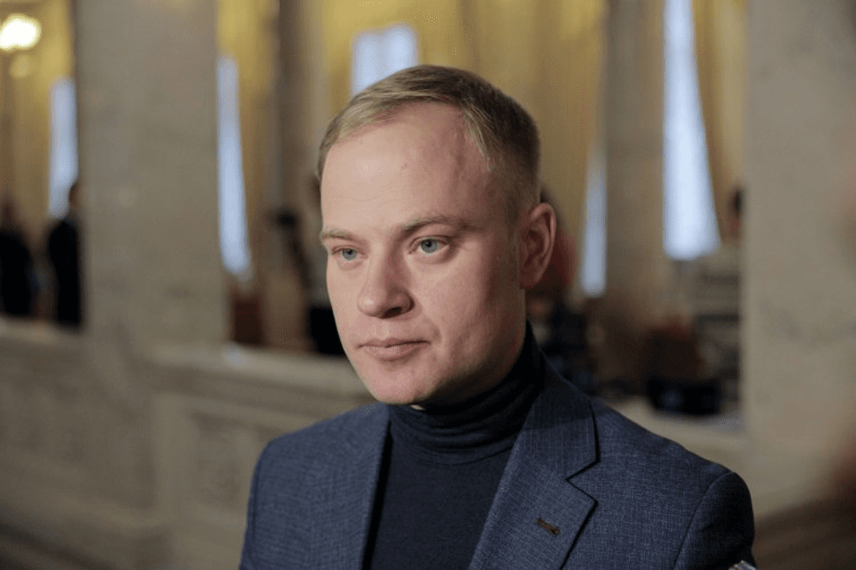 “Модний вирок” у Верховній Раді: Ярослав Юрчишин прийшов на засідання у сандалях