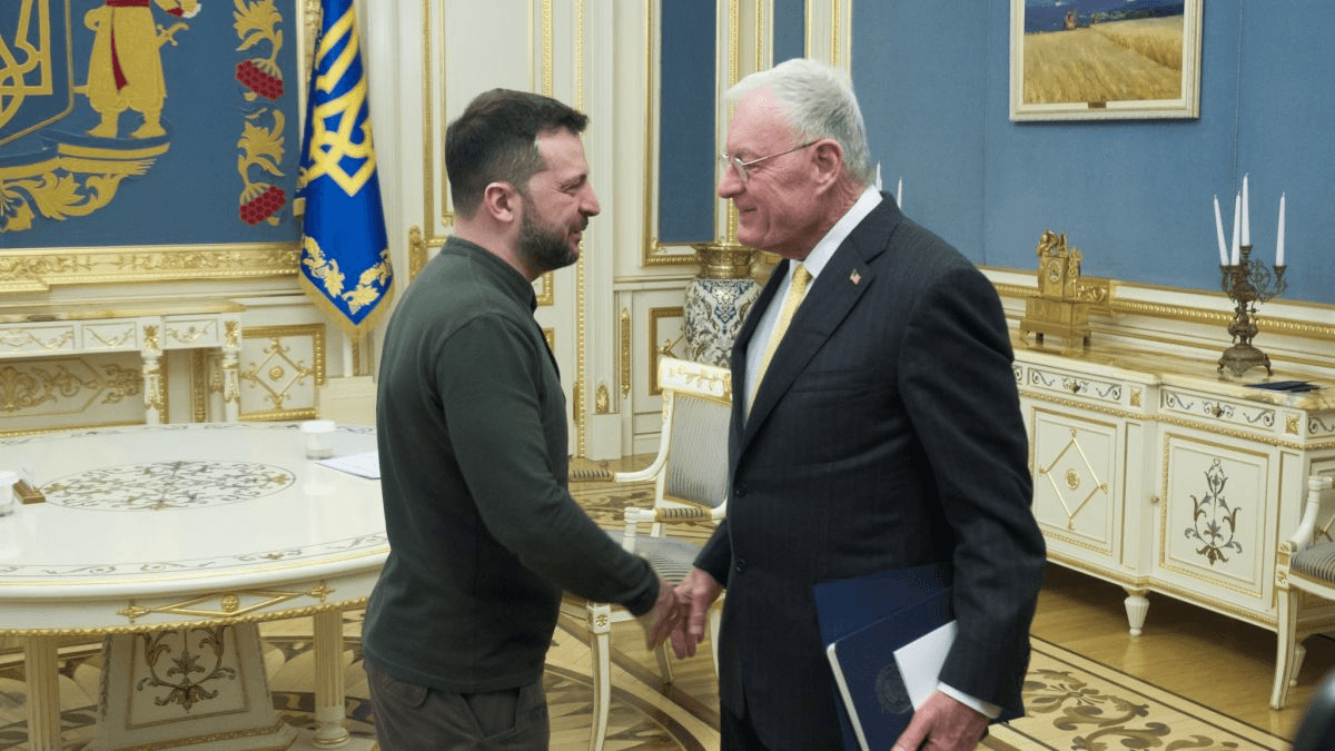 Зеленський жартома пропонує залишити Келлога в Києві: “РФ бомбитиме менше”