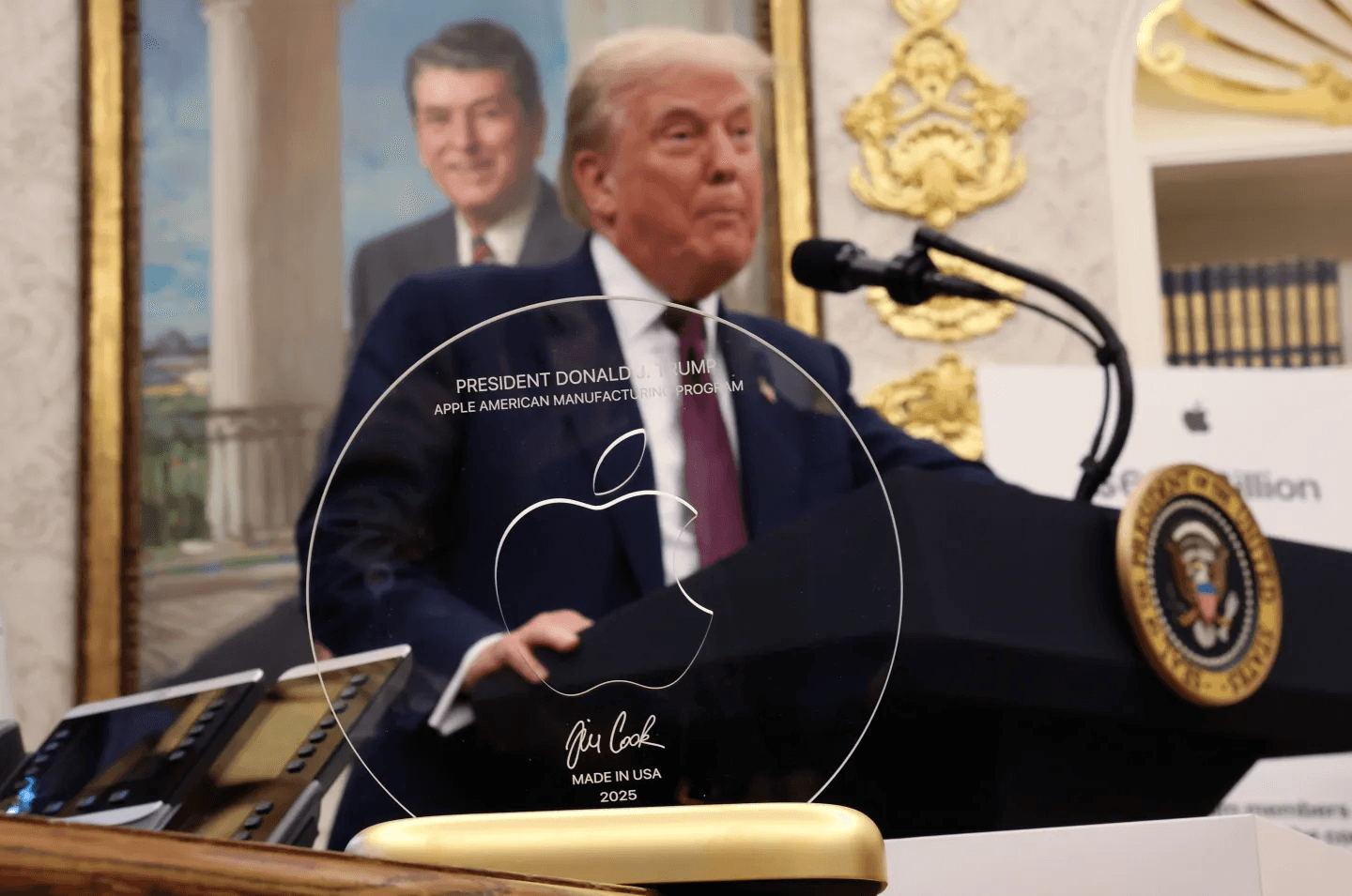 Тім Кук подарував Трампу сувенір із золота: Apple повертає виробництво в США на тлі кризи в компанії