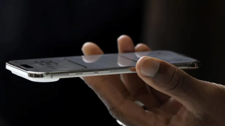 Після слабкого старту iPhone Air виробники масово відмовляються від тонких смартфонів