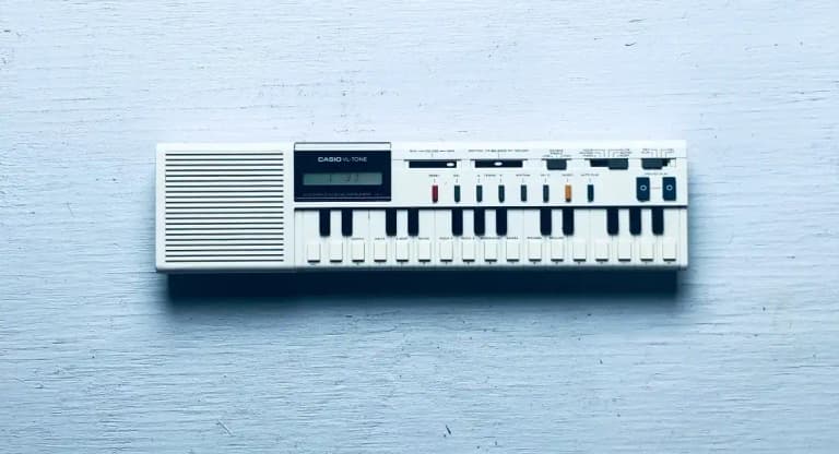 Casio оживляє 80-ті: культові синтезатори у цифровому форматі