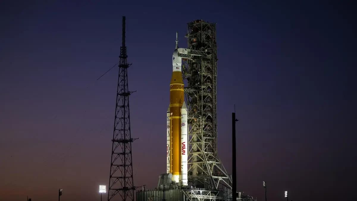 Чому астронавти Artemis 2 не висадяться на Місяць