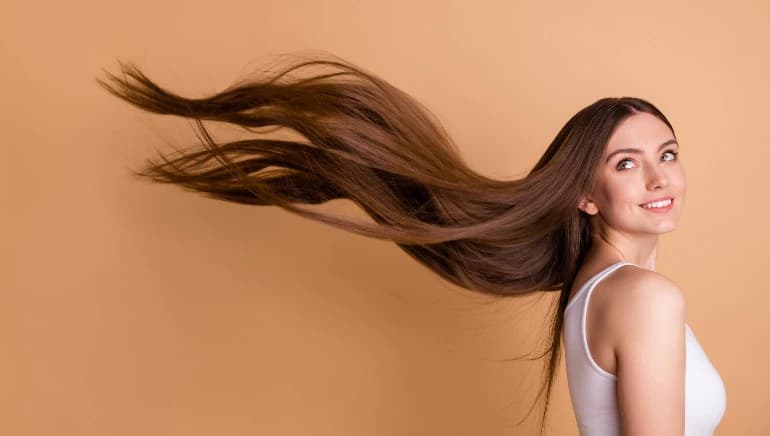 Трихологи мовчать про це: лише 2 краплі до шампуню — і волосся росте у 5 разів швидше