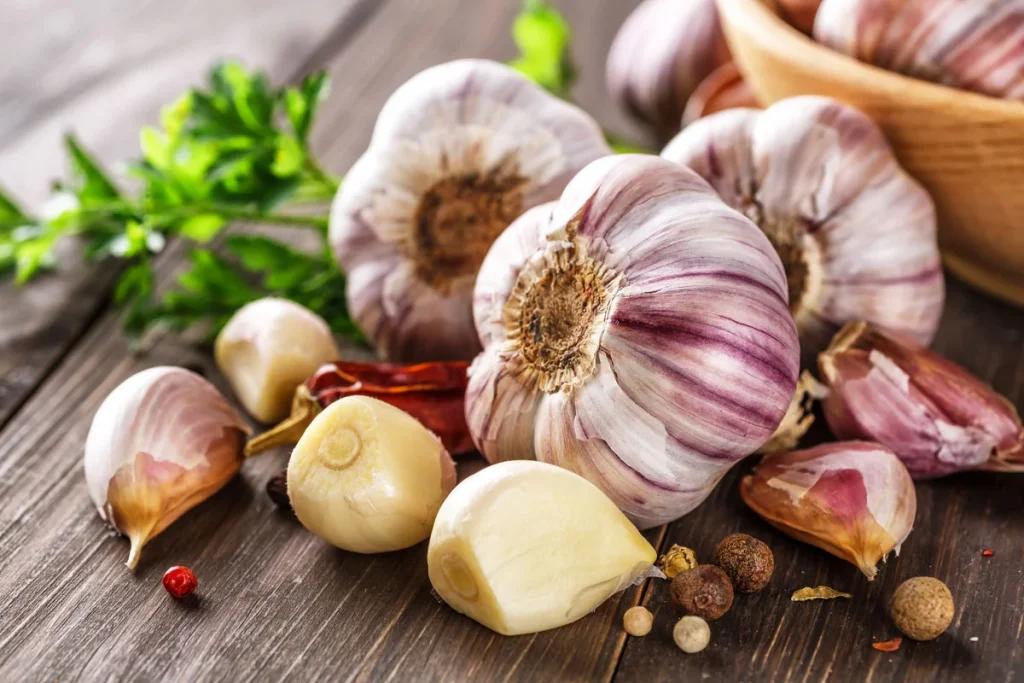 Лікарі розповіли, з якими продуктами потрібно їсти часник