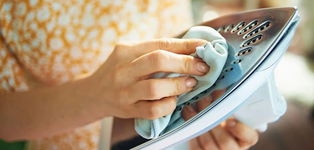 Як очистити підошву праски від нагару