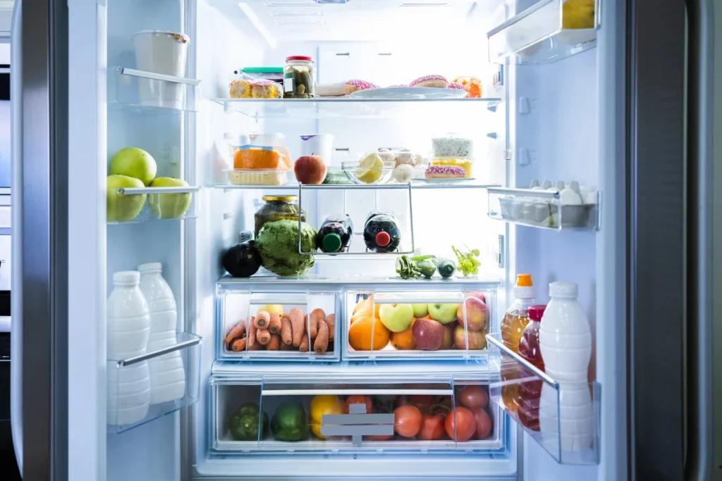 7 продуктів, які не можна зберігати в дверцятах холодильника