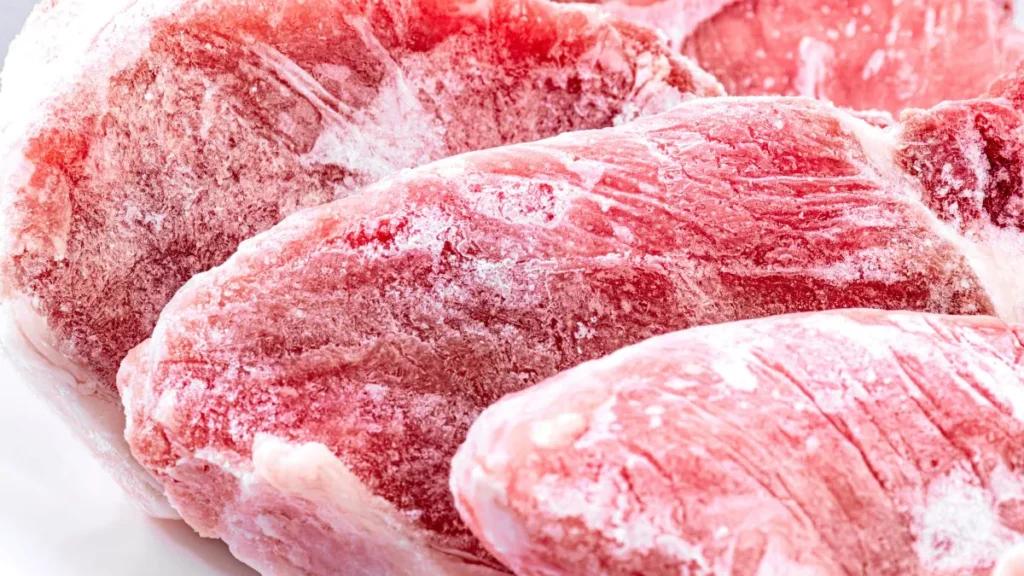 Курка, свинина, яловичина: скільки часу можна зберігати м’ясо у морозилці