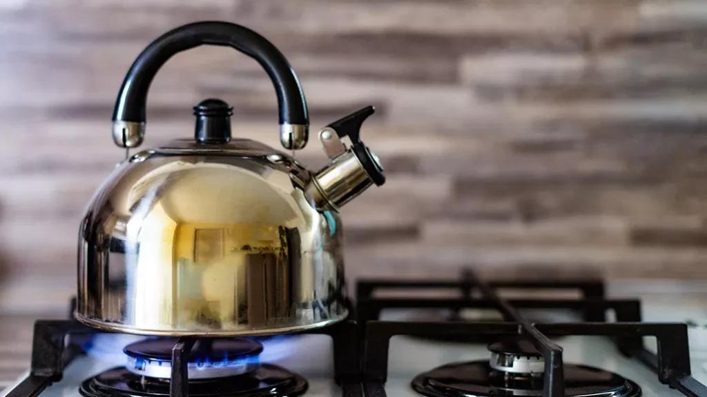 Медики розповіли, чи можна кип’ятити воду в чайнику повторно