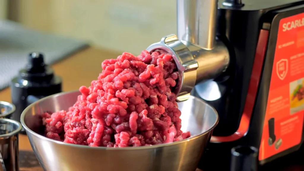 Чому хліб для котлет не можна пропускати через м’ясорубку: поширена помилка