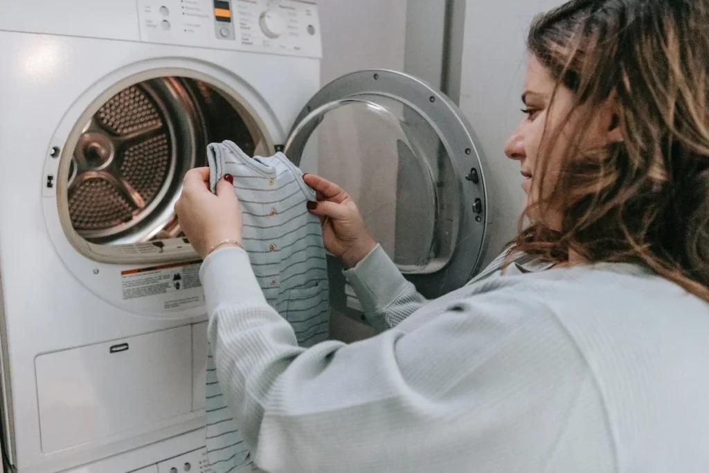 Чому після прання на одязі з’являються білі сліди: основні причини