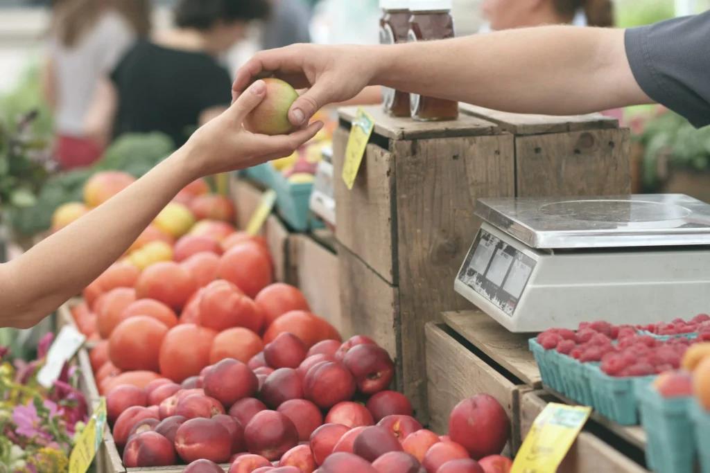 3 фрукти, які можуть зашкодити печінці після 45 років