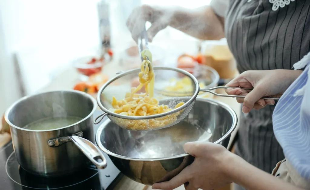 Чи потрібно промивати готові макарони