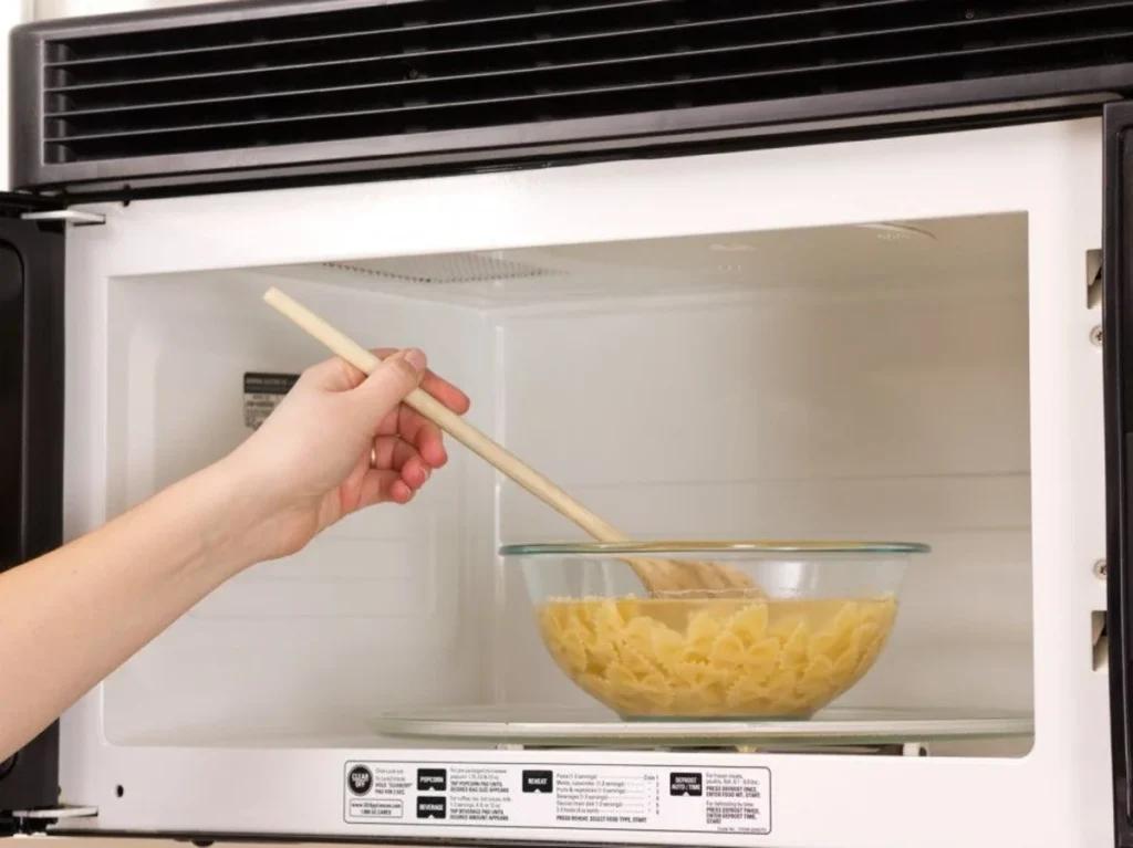 Лікарі назвали продукти, які не можна розігрівати у мікрохвильовій печі