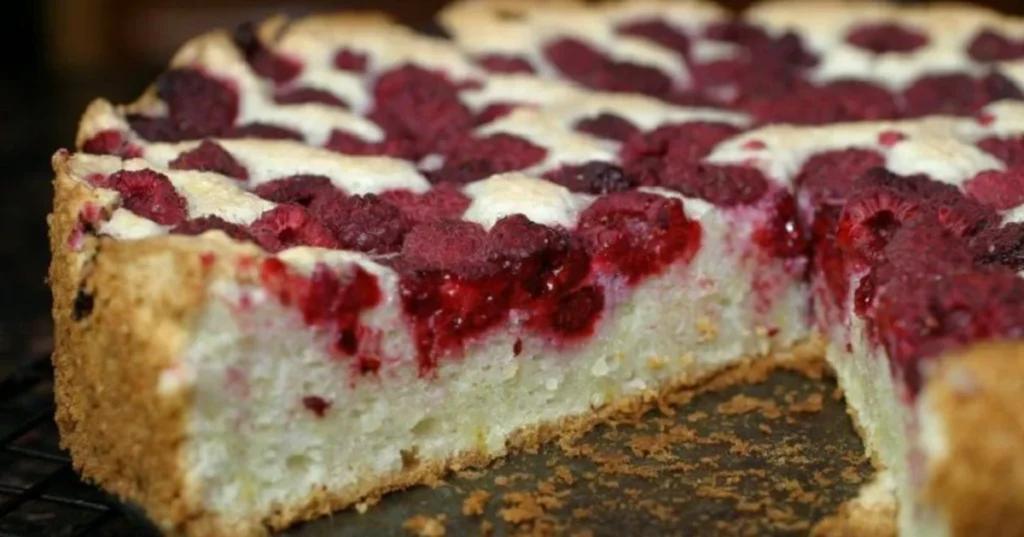 Як приготувати пиріг з сиром і замороженими ягодами: ароматний і простий десерт