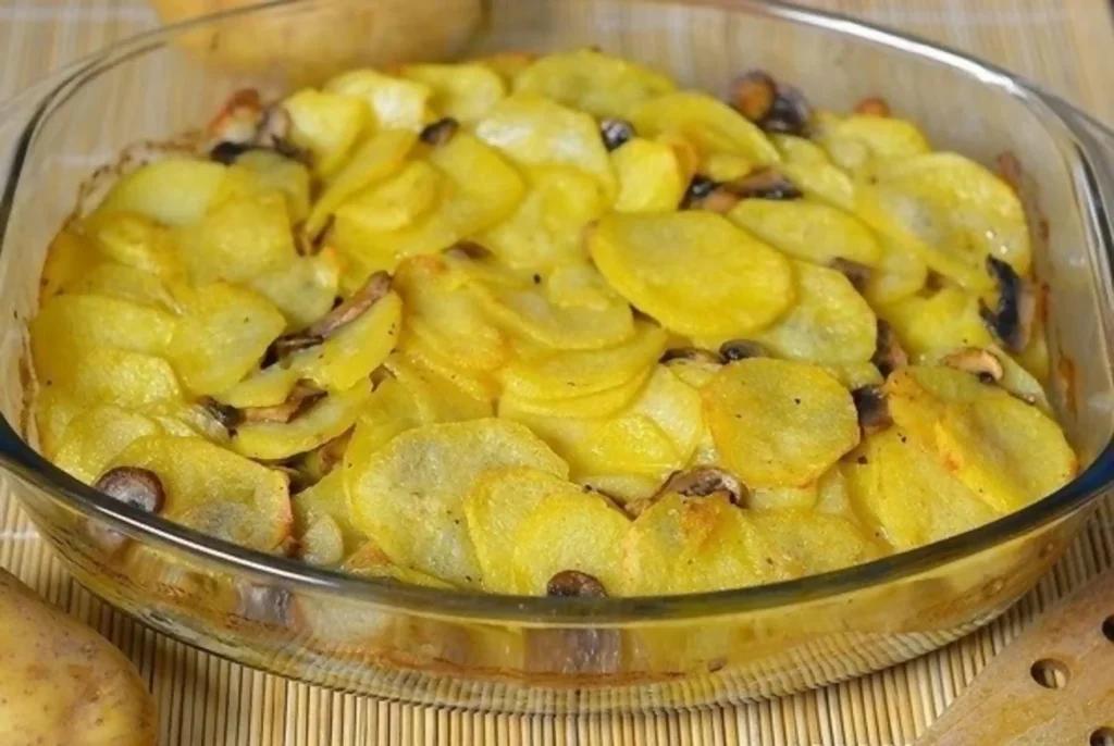 Як смачно запекти картоплю з грибами