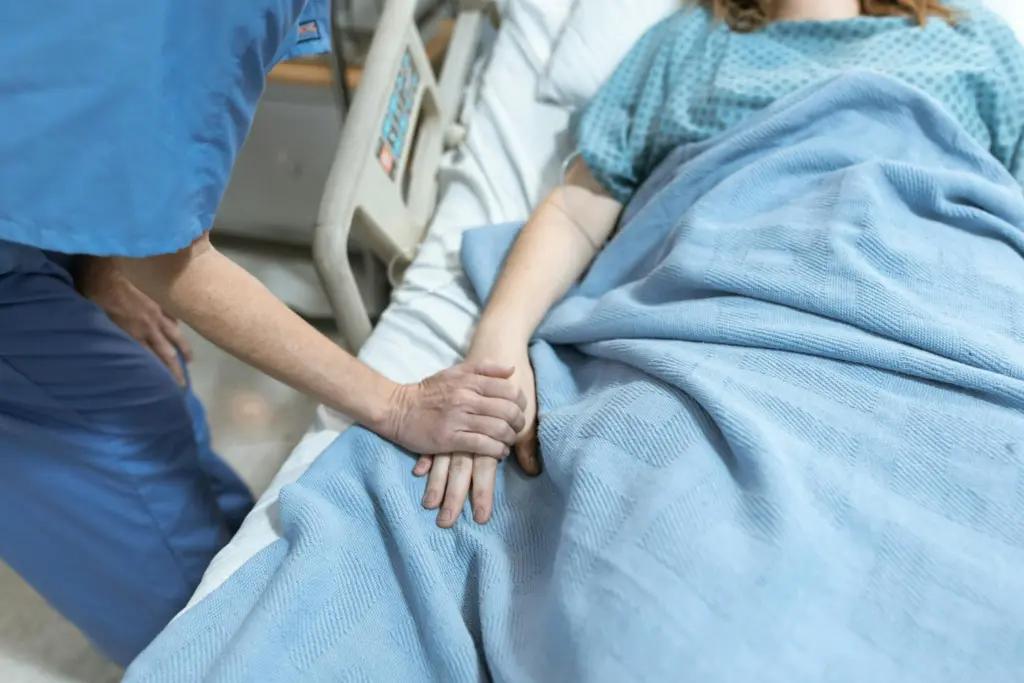 Медсестра з хоспісу розповіла про лякаючий жест людей в останні хвилини життя