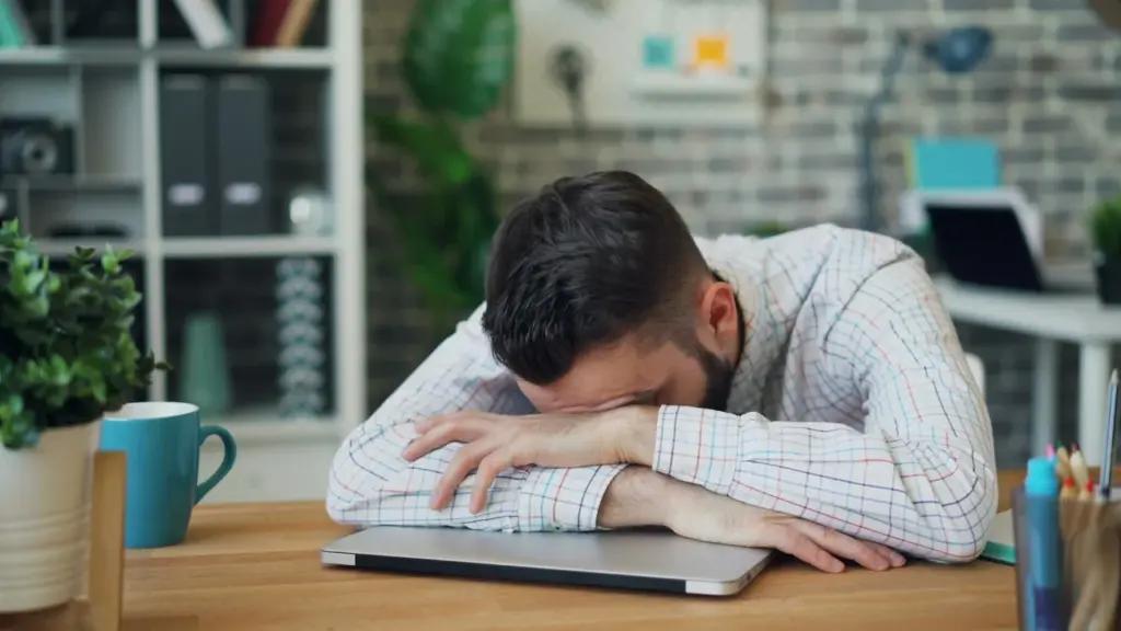 Чому після обіду хилить в сон: 5 способів побороти денну сонливість і залишитись продуктивним