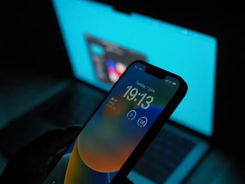 Як правильно заряджати смартфон, щоб акумулятор служив довше