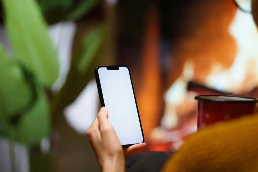 Чому краще не торкатись телефона, поки він заряджається