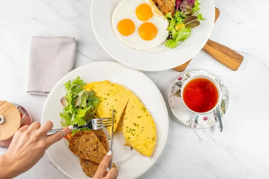 Відомий кухар розкрив секретний інгредієнт, який робить омлет повітряним та ніжним