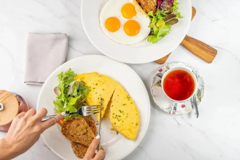 Відомий кухар розкрив секретний інгредієнт, який робить омлет повітряним та ніжним